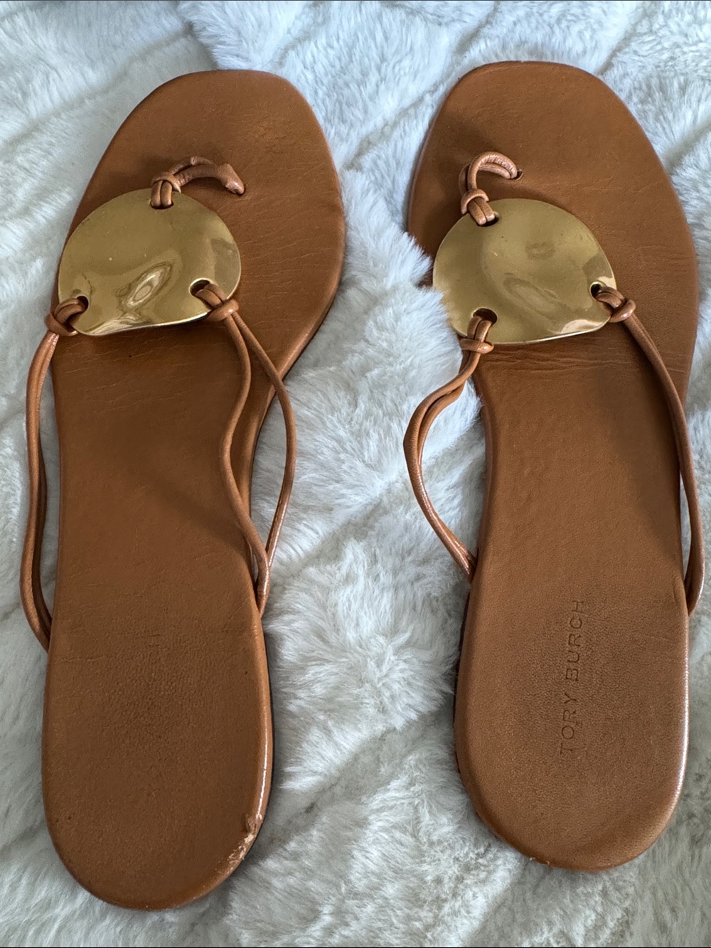 Tory Burch Brown Leather Thong Sandals with Gold Disc - Picture 6 of 12